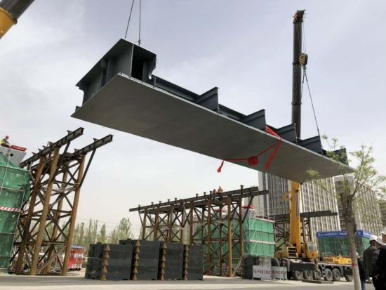 呼和浩特市海拉尔路高架桥首次钢箱梁架设成功